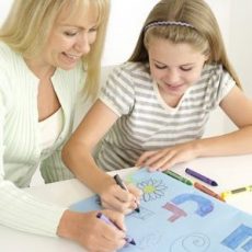 Photo - Mum and daughter crafting (300 pixels 72 dpi)